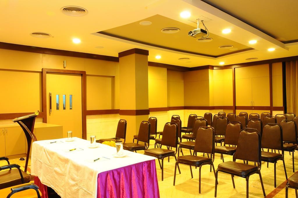 费明纳酒店 Tiruchirappalli 外观 照片