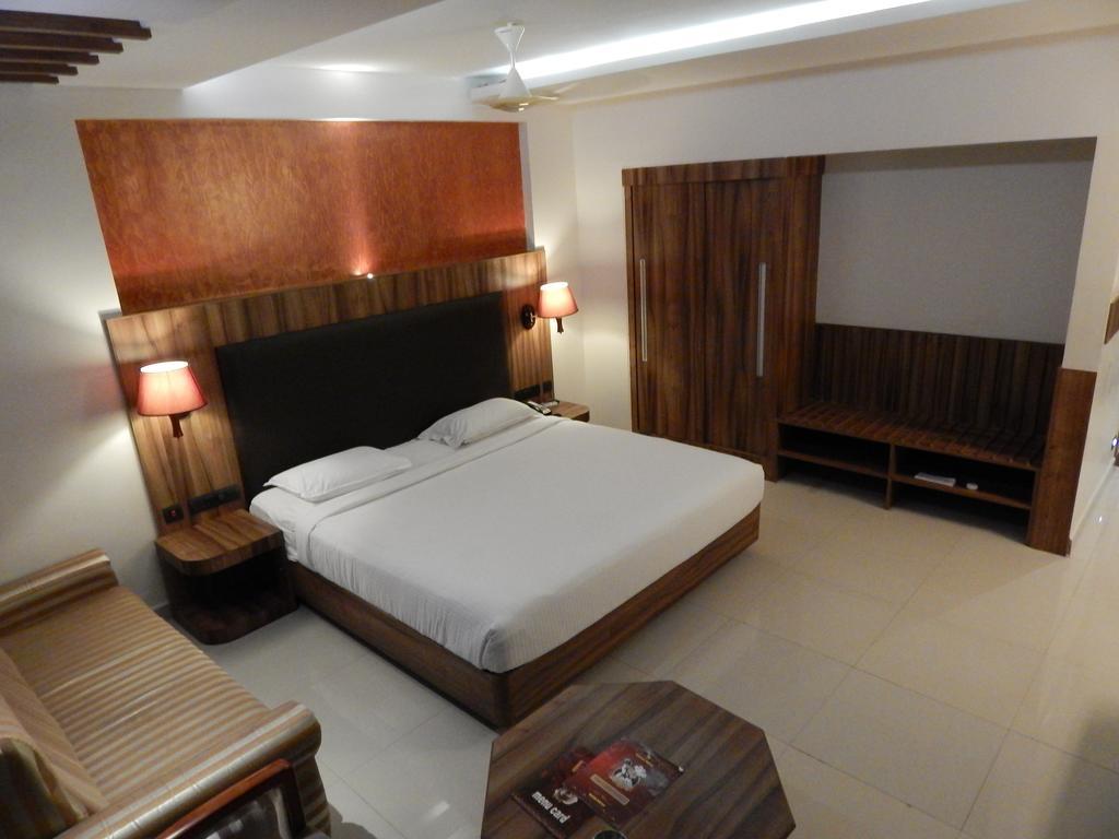 费明纳酒店 Tiruchirappalli 外观 照片